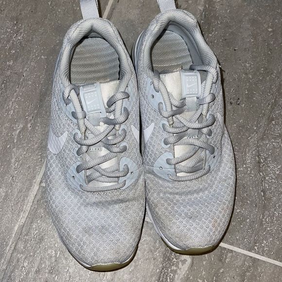 woman’s nike shoes - Picture 3 of 5